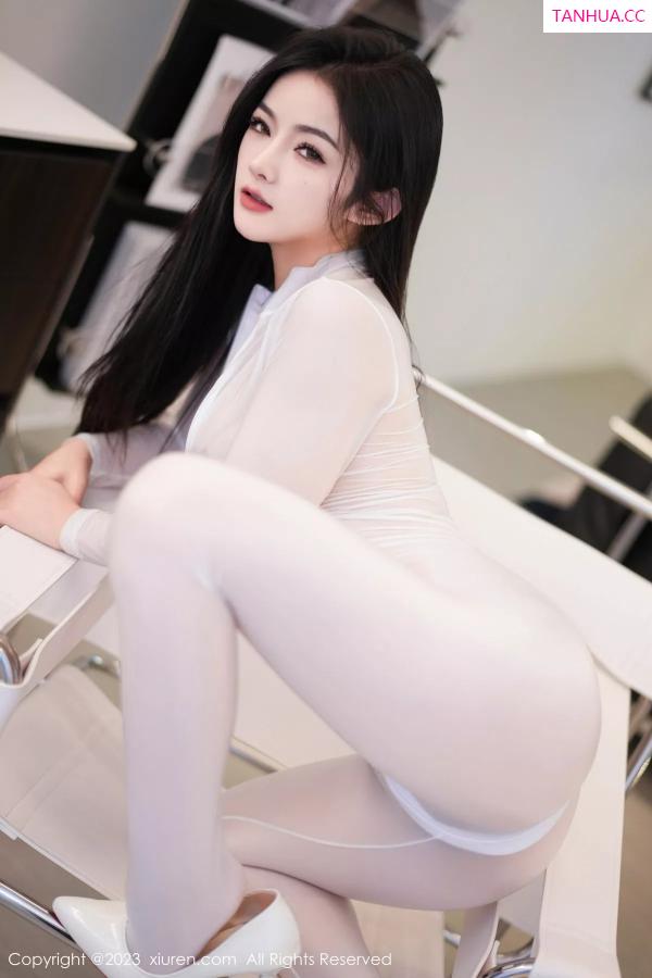   [XiuRen]高清写真图 2023.12.08 No.7785 谭小灵 连体衣美腿第14张图片